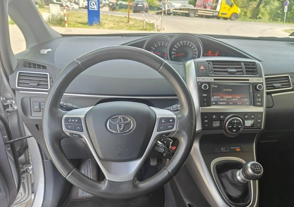 Toyota Verso cena 17900 przebieg: 134940, rok produkcji 2015 z Karczew małe 137